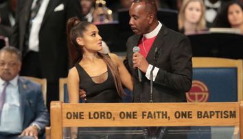 Ariana Grande, criticată pentru rochia purtată la înmormântarea Arethei Franklin: „Parcă s-a dus la club”