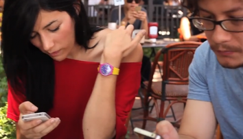 Ceva e gresit aici! Un clip de 47.000.000 afisari arata cum influenteaza smartphone-ul relatiile dintre oameni