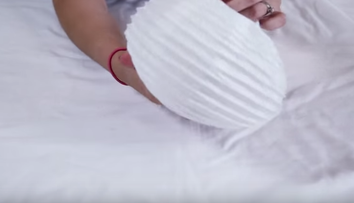 Lipeste bumbac pe o lustra si totul se transforma intr-un obiect de decor la moda. Rezultatul, surprinzator
