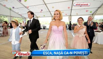 Andreea Esca, o nasa super sexy, intr-o rochie cu un decolteu amplu