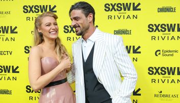 Blake Lively, la un pas de accident vestimentar pe covorul roșu, în timp ce poza alături de Michele Morrone. Ce i-ar fi spus actorului când își aranja rochia cu decolteu amețitor