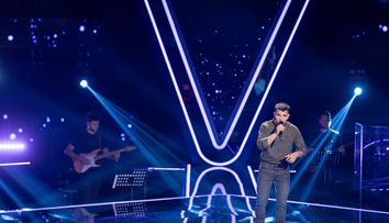 „Livratorul care cântă”, moment viral la Vocea României! Ce dedicații personalizate le-a făcut Ștefan Guțanu antrenorilor