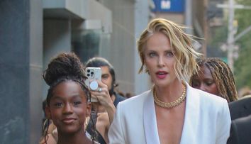 Ea e considerată “cea mai frumoasă femeie din lume”, dar puțini știu cum arată fiica sa adolescenta! Charlize Theron, apariție rară la premiera 