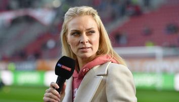 Credea că pupitrul știrilor o acoperă, dar n-a fost așa! Ce au văzut fanii în direct la TV