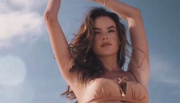 Alessandra Ambrosio, bălăceală pe plajele Braziliei