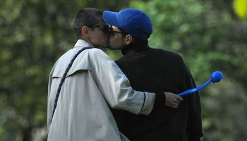 Cel mai nou cuplu de la Hollywood. Deși s-a declarat, în trecut, queer, acum s-a afișat în public alături de iubit
