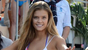 Adora sa-si pozeze bustul. Nina Agdal nu se mai satura sa publice imagini sexy cu ea pe retelele de socializare
