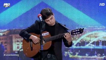 Wow, ce voce! A cantat la chitara, dar momentul lui nu s-a oprit aici. El ar putea fi noul preferat al Andrei
