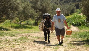Farsa de zile mari facuta de fermieri lui Nea Rata. S-a lasat cu hohote de ras. Totul a fost filmat
