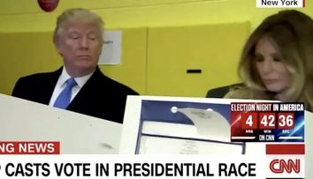 Gestul făcut de Donald Trump în urmă cu patru ani, în timp ce Melania punea ștampila pe buletinul de vot. Imaginea face înconjurul internetului chiar și astăzi