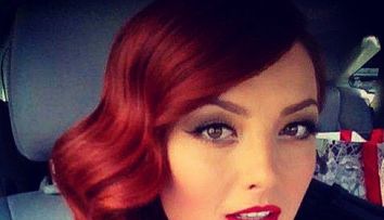 Elena Gheorghe, intr-o rochie cu iluzie optica ce ii expune nurii. Tinuta foarte scurta si foarte decoltata a facut deliciul tuturor