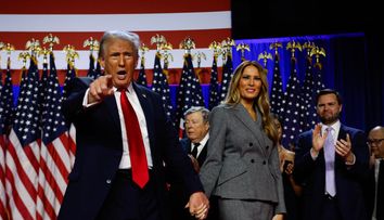 Melania Trump, ravisantă într-o rochie cu buline, în ziua votului. Soția lui Donald Trump este o femeie superbă și foarte sofisticată, mereu în ton cu moda