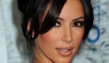 Kim Kardashian demonstreaza ca nu s-a ingrasat atat de mult. Cum arata de fapt vedeta in costum de baie, in a saptea luna de sarcina