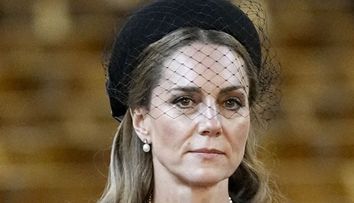 Kate Middleton se simte din nou rău. Noul scandal din familia regală i-a agravat starea de sănătate: 