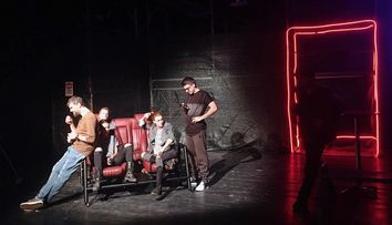 Taximetriști, piesa de teatru pe care trebuie să o vezi, mai ales dacă ești taximetrist