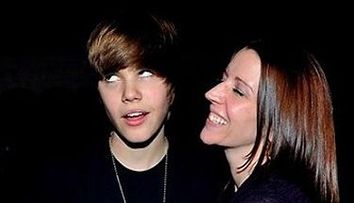 Mama lui Justin Bieber a fost abuzata sexual in copilarie
