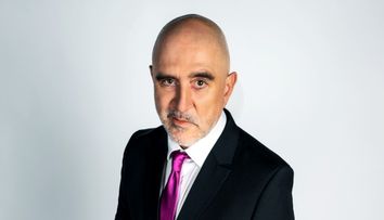 Răzvan Exarhu este roast master-ul show-ului La bine și la roast: “E titlul pentru care m-am antrenat cu autoironie timp de o viață”