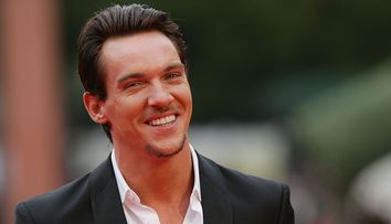 Cum arată în prezent simpaticul actor Jonathan Rhys Meyers, considerat un sex-simbol în anii 90