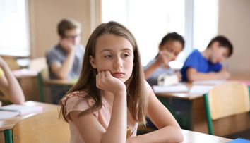 O elevă din Australia se identifică cu o pisică. Ce spune conducerea școlii despre comportamentul adolescentei