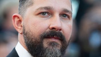 Video șocant! Shia LaBeouf, filmat în timp ce se pregătea să se bată cu mai mulți bărbați pe stradă, în fața unei cârciumi: ”Sunt chiar aici, ticăloșilor”