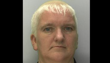Ea este „vrăjitoarea” Amanda, cea care a ținut o femeie în sclavie 25 de ani! Victima, nemâncată și nespălată, era agresată constant. Imagini tulburătoare cu mediul inuman în care a trăit până la 40 de ani