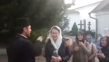 VIDEO Gestul preotului față de enoriașii săi. Clipul a ajuns viral pe rețelele de socializare