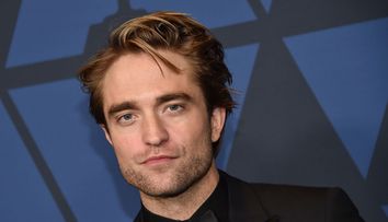 Robert Pattinson, apariția cu care și-a șocat fanii: păr blond, dinți argintii și față însângerată