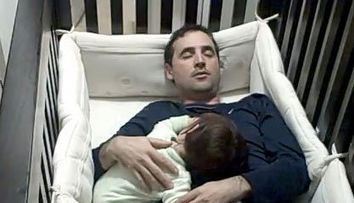 Vezi pana unde poate duce dragostea unei fetite pentru tatal ei. Un clip de aproape 7.000.000 click-uri pe YouTube