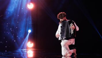 A pășit desculț pe scenă și a făcut show total la Românii au talent 2025! Andi Moisescu l-a jurizat în picioare pe Misha Grossu: „Ai reușit să reinventezi povestea acordeonului! Ai toată admirația mea!”