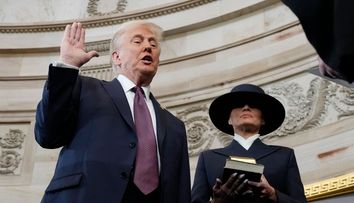 Ce cărți a ținut în mână Melania Trump la ceremonia de învestire a lui Donald Trump. Gestul președintelui care a atras atenția publicului: „De ce nu a făcut asta?”