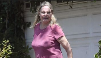 O fostă „fată Bond” și sex simbol al anilor ’80 a ajuns de nerecunoscut! Cum au surprins-o paparazzii pe străzile din Los Angeles