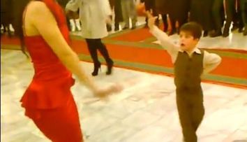 Nimeni nu-si mai putea lua privirea de la el. Cum a ajuns un baietel de 6 ani sa fie invidiat de toti barbatii din sala