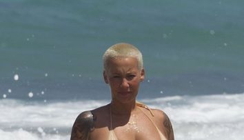 A renuntat si la sutien. Cum a fost surprinsa Amber Rose in timp ce se afla la plaja