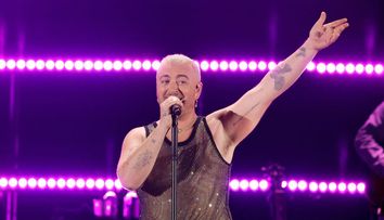 Sam Smith, lipsă totală de inhibiții. Artistul a apărut pe Instagram în chiloți, ciorapi plasă și o bluză din dantelă