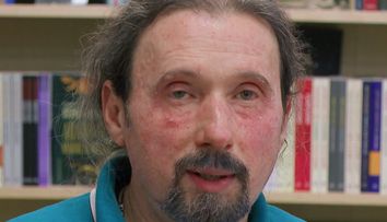 Șef sub acoperire, 10 octombrie 2024. Șeful sub acoperire schimbă orașul și locația! Augustin ajunge tocmai la Deva, acolo unde îl cunoaște pe Ferdinand, unul dintre cei mai importanți angajați ai firmei