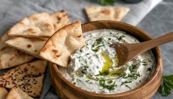 Cea mai bună rețetă de tzatziki, dezvăluită de o bunică din Grecia. Care este trucul care face sosul irezistibil