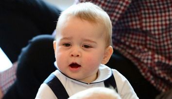 Pe Printul George il stie toata lumea, dar internautii au aflat ca are o sosie. Cum arata baietelul care ii seamana