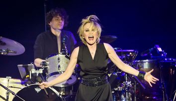 Cainele Patriciei Kaas se crede la Opera. N-o sa va vina sa credeti ce bine canta patrupedul