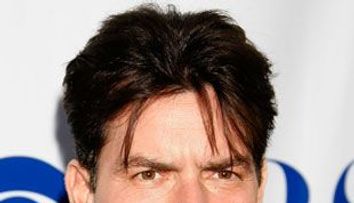 Charlie Sheen i-a jignit pe producatorii de la 