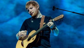 FOTO Ed Sheeran, în halat Versace în livada unei pensiuni din Snagov. Cum a pozat artistul