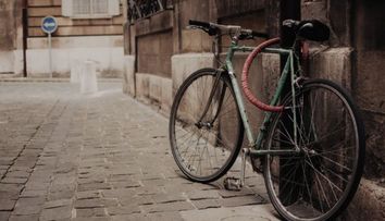 Ai o bicicletă veche și nu vrei să renunți la ea? O poți transforma într-un obiect decorativ pentru grădină