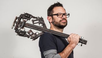 Pedro Reyes, artistul care transformă mitralierele în viori și puștile în lopeți