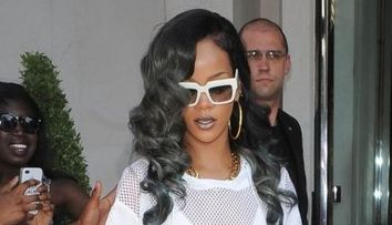 Poarta ceva pe sub salopeta transparenta? Fanii au fost intrigati de una dintre cele mai obraznice tinute in care a aparut Rihanna