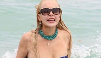 Lindsay Lohan a ramas topless fara sa vrea! Uite AICI!