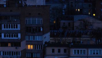 VIRAL. În Kiev, o femeie ar fi doborât o dronă rusească cu un borcan de murături