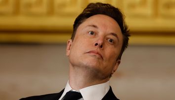 Elon Musk a vrut să demonstreze că imigranții iau cu asalt cu topoare și cuțite un spital din Marea Britanie, dar a postat o poză din Batman! 