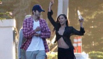 Petrecareata Demi Moore! A dansat pe strada cu berea in mana