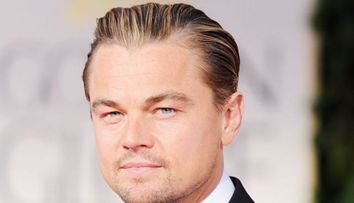 Deja si-a uitat iubita. Cum a fost fotografiat Leonardo DiCaprio la plaja, alaturi de un grup de tinere petrecarete