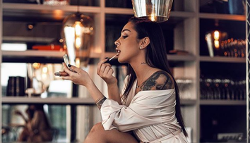 VIDEO Iubita lui Speak și-a deschis salon de make-up