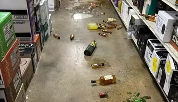 A vandalizat un întreg magazin de băuturi alcoolice și mai apoi a adormit în baie! Imaginile hilare surprinse de camerele de supraveghere